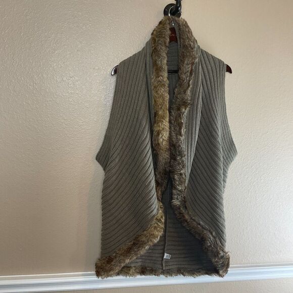 Cable Knit Sweater Vest Cardigan Sz OS With Faux Fur Trim Olive Green Cozy Top - Picture 4 of 11